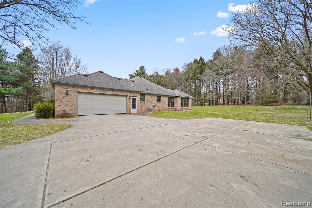 9856 Rattalee Lake Road, Clarkston, MI 48348 — Photo 2