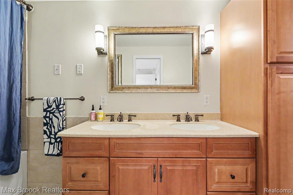 1669 Wimbledon Drive, Walled Lake, MI 48390 — Photo 23