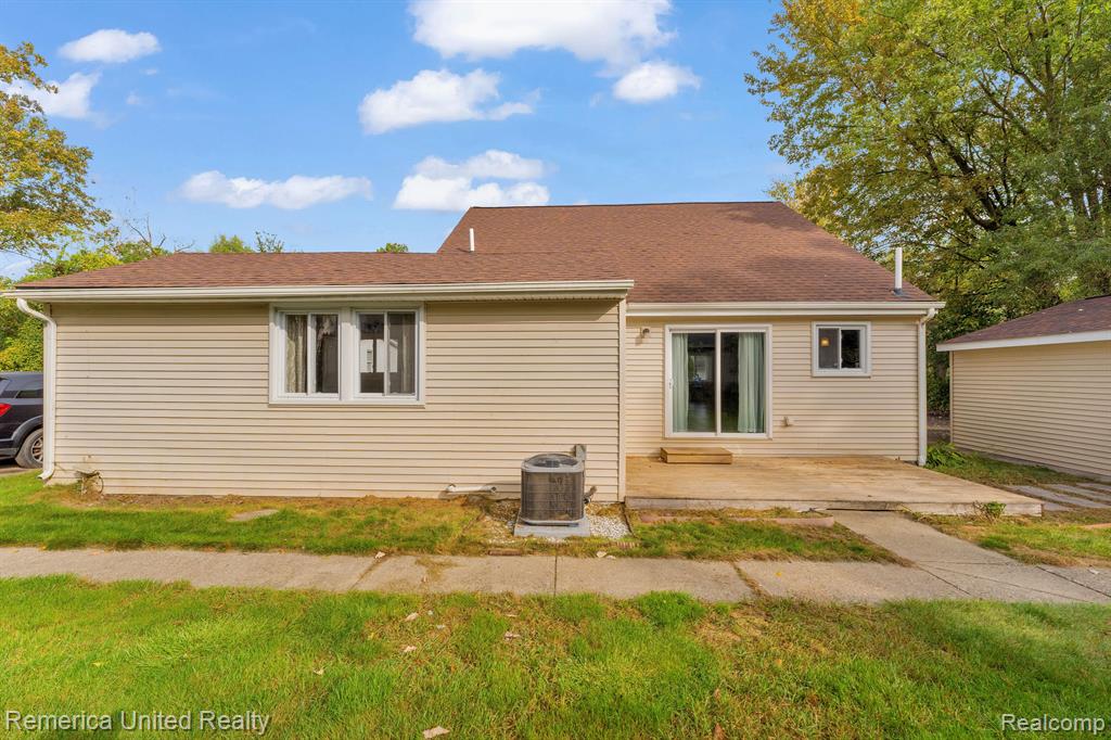 915 BRUSHWOOD Drive, Wolverine Lake, MI 48390 — Photo 27