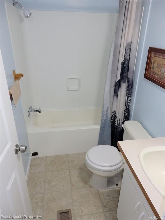 409 LAKEVIEW Street, Holly, MI 48442 — Photo 33