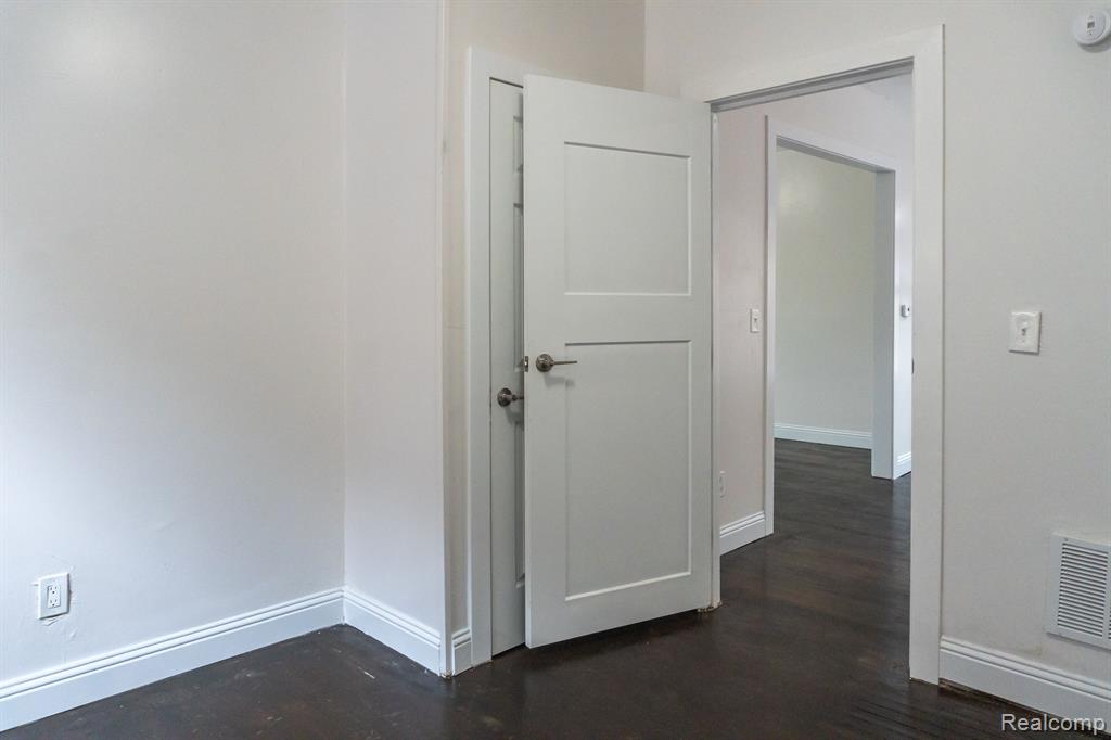3927 SAINT CLAIR Street, Detroit, MI 48214 — Photo 30