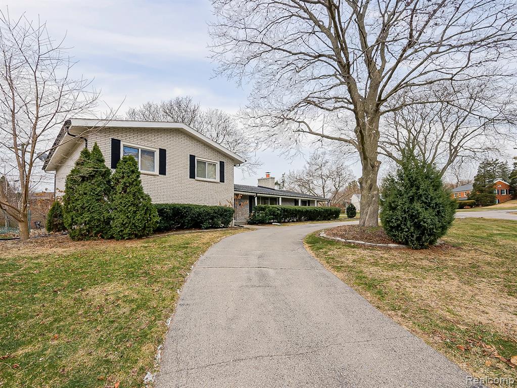 6775 Cedarbrook Drive, Bloomfield Hills, MI 48301 — Photo 33