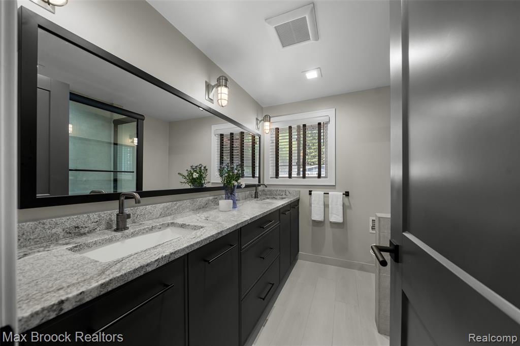 6907 W Knollwood Circle, West Bloomfield, MI — Photo 30