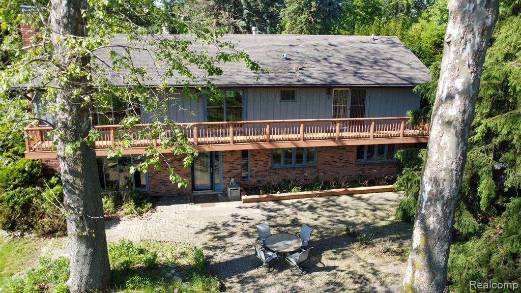 6084 Upper Straits Boulevard, West Bloomfield, MI 48324 — front exterior
