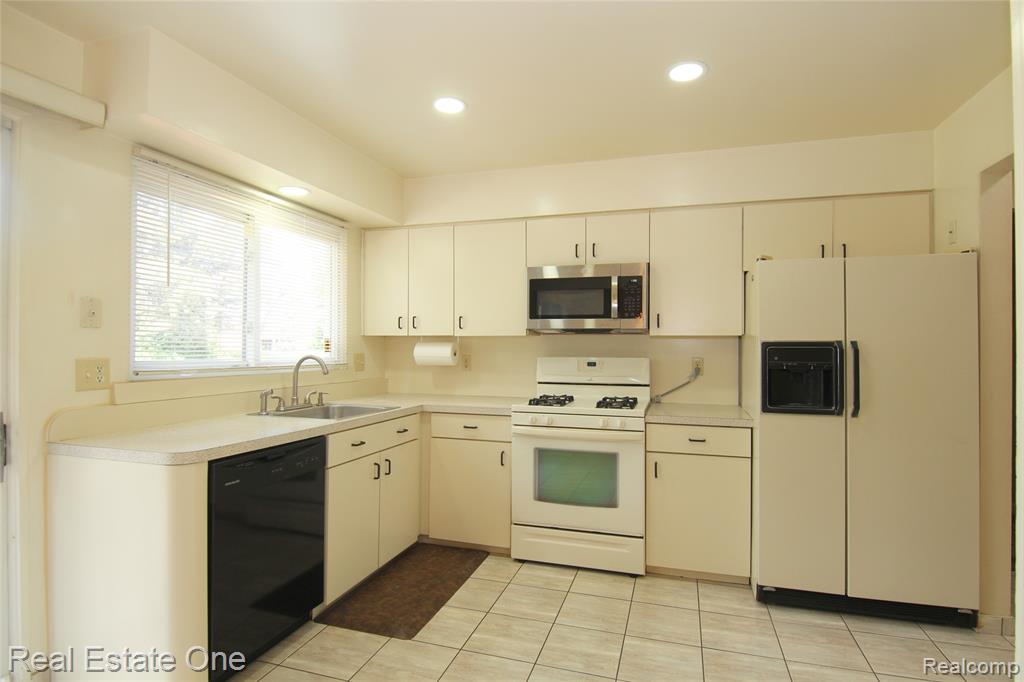 5590 GREENBRIAR Drive, West Bloomfield, MI — Photo 13