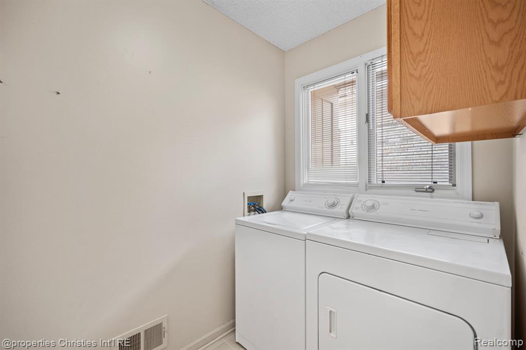35204 KNOLLWOOD Lane, Farmington Hills, MI 48335 — Photo 8