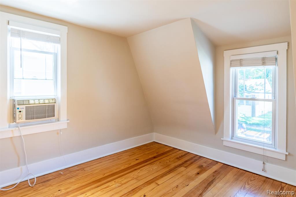 934 N CENTER Street, Royal Oak, MI 48067 — Photo 13