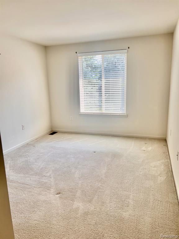 553 WOODHAVEN Drive, Commerce Twp, MI 48390 — Photo 15
