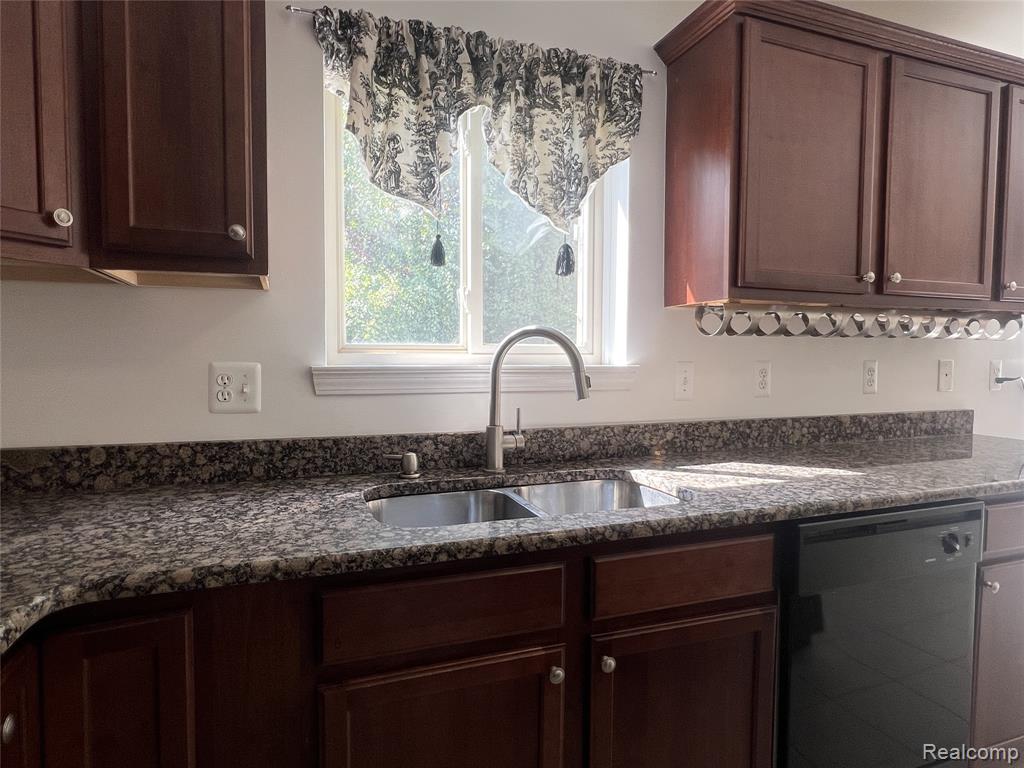 6161 Elarz Drive, Troy, MI 48085 — Photo 11