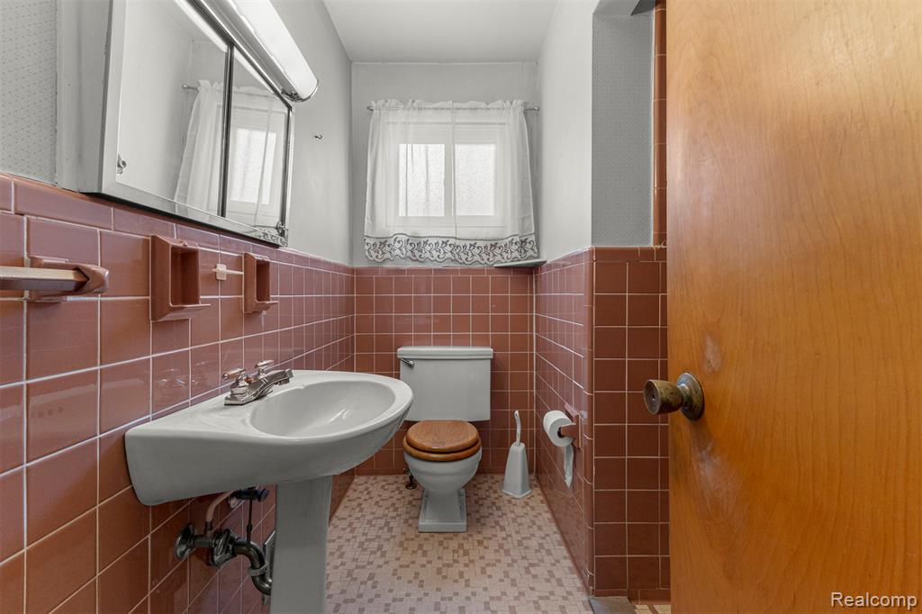 25429 Graceland Circle, Dearborn Heights, MI 48125 — Photo 14