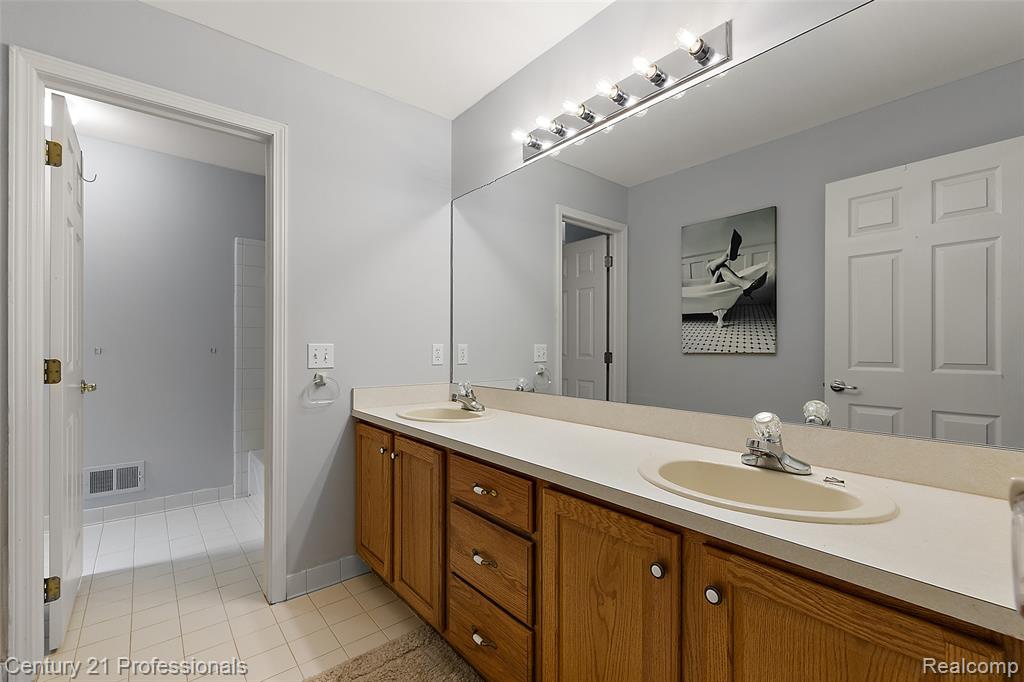 8117 Remington Court, Clarkston, MI 48348 — Photo 23