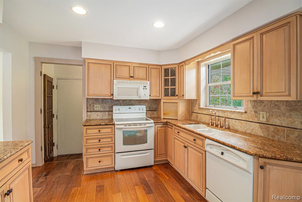 6392 McKenzie Drive, Flint, MI 48507 — Photo 15