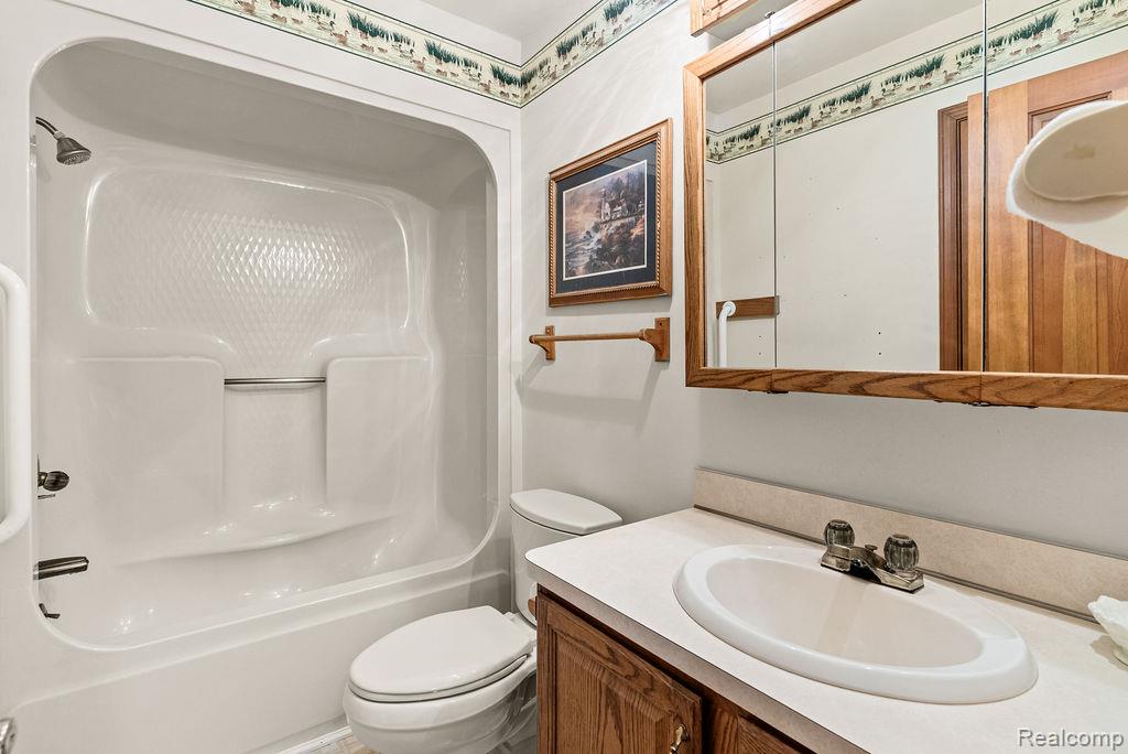 9482 Graytrax Road, Grand Blanc, MI 48439 — Photo 35