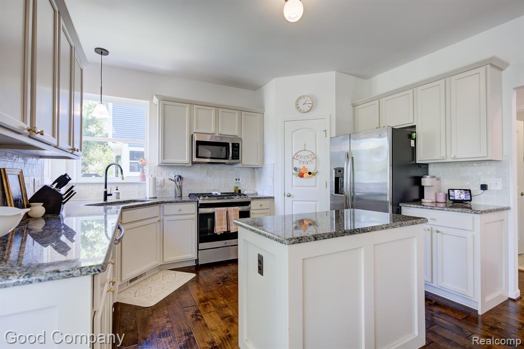 907 RIVERSTONE Court, Milford, MI 48381 — Photo 19
