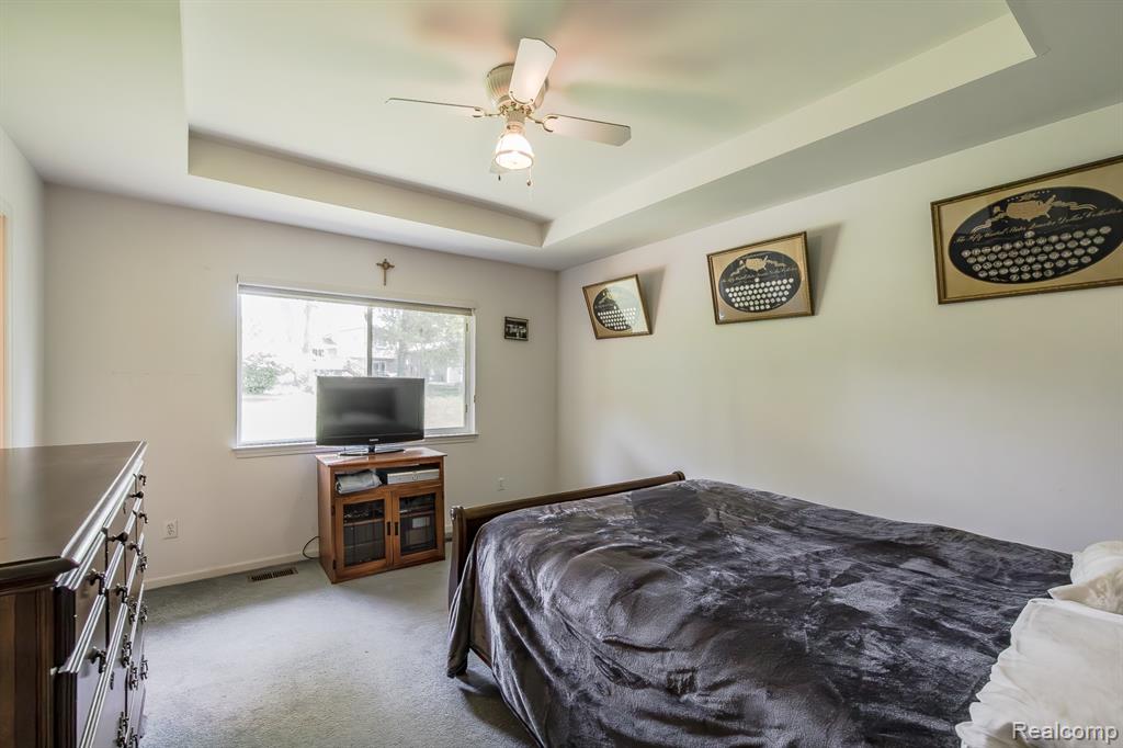 4304 W Pointe Drive, Waterford, MI 48329 — Photo 24