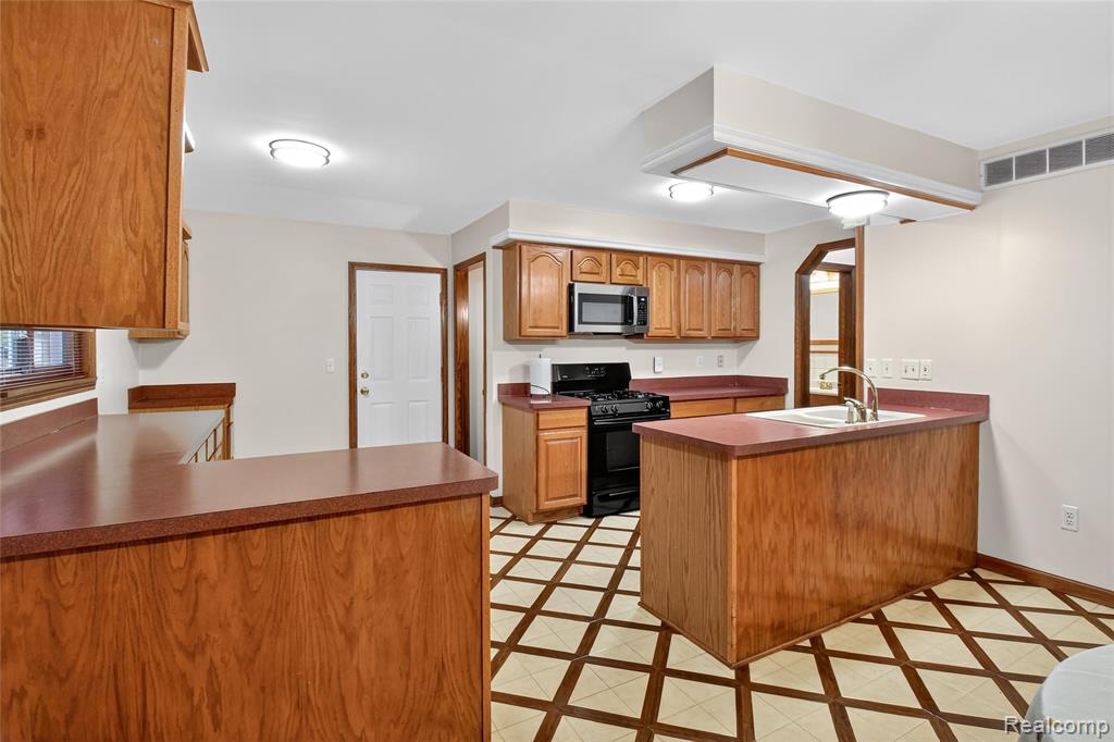 4429 Lancashire Court, Troy, MI 48085 — Photo 20