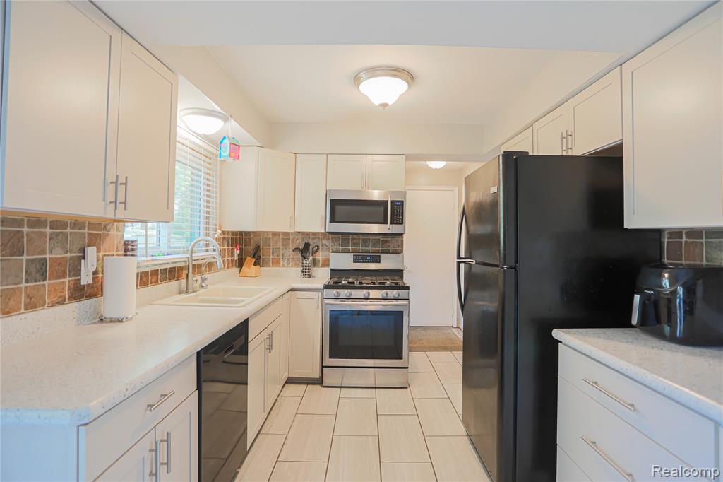 7014 Marco Drive, Waterford, MI 48327 — Photo 14