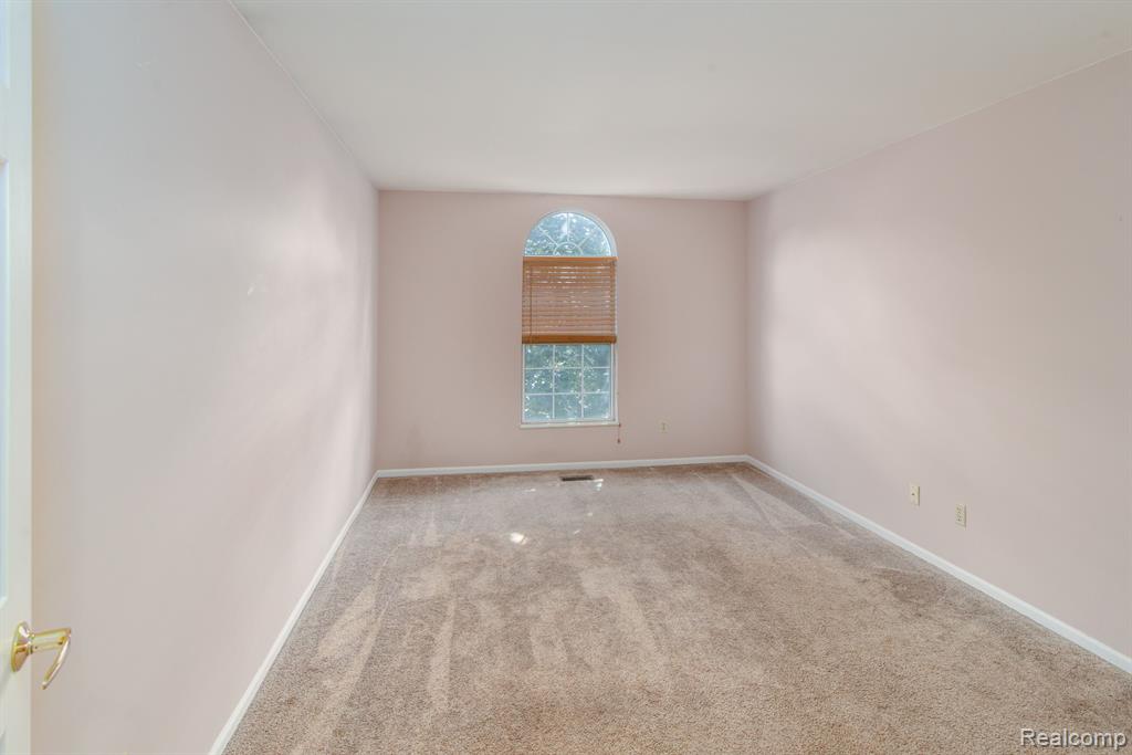 221 OAKBROOKE Drive, 5, South Lyon, MI 48178 — Photo 13
