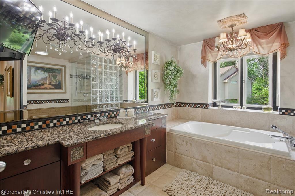 4713 Mada Court, West Bloomfield, MI — Photo 27