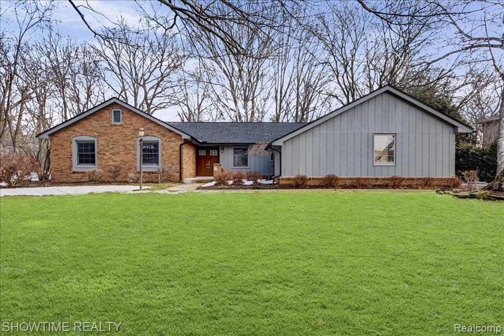 5688 Tequesta Court, West Bloomfield, MI 48323 — front exterior