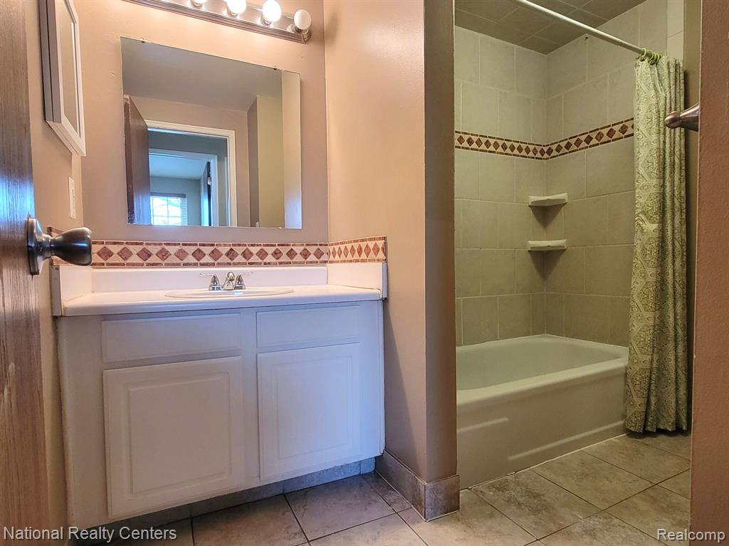 8831 Sunrise Drive, Sterling Heights, MI 48312 — Photo 15