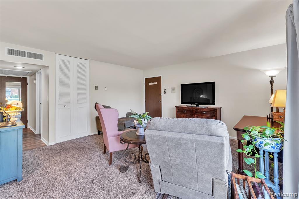 1842 COLONIAL VILLAGE Way, 2, Waterford, MI 48328 — Photo 4