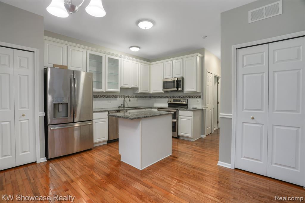 43104 PROVIDENCE Lane, Canton, MI 48188 — Photo 13