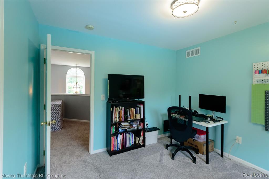 5861 MEADOWGREENE Drive, Waterford, MI 48327 — Photo 29