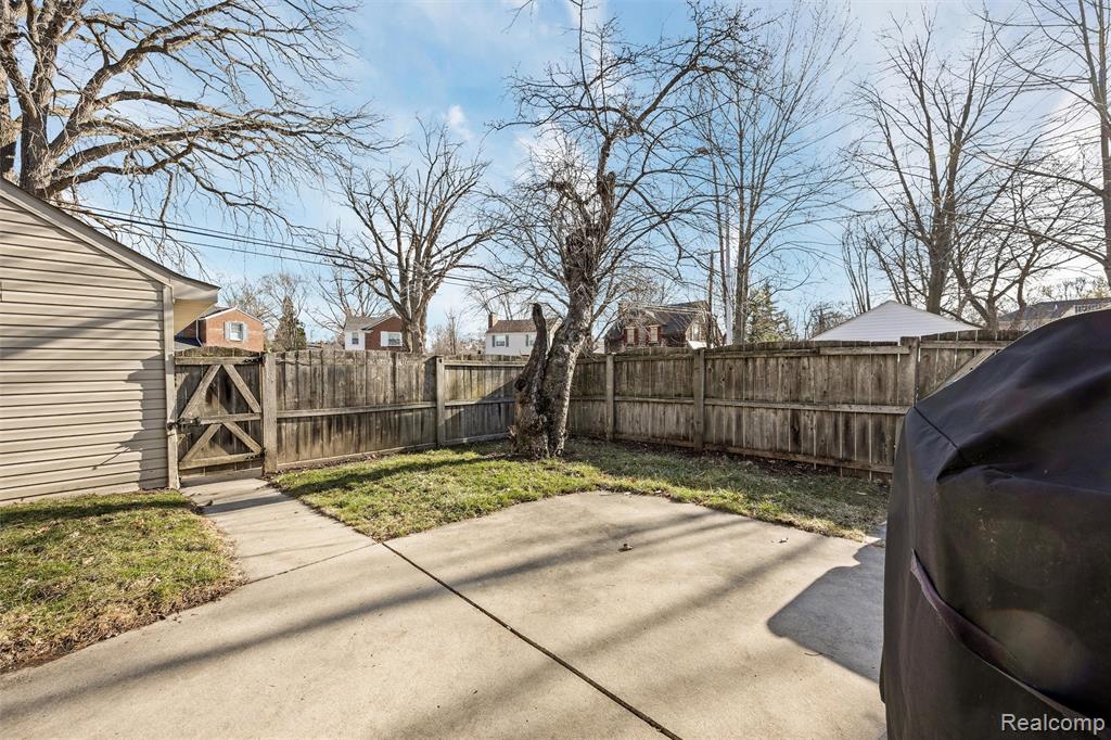 20701 Toles Lane, Grosse Pointe Woods, MI 48236 — Photo 26