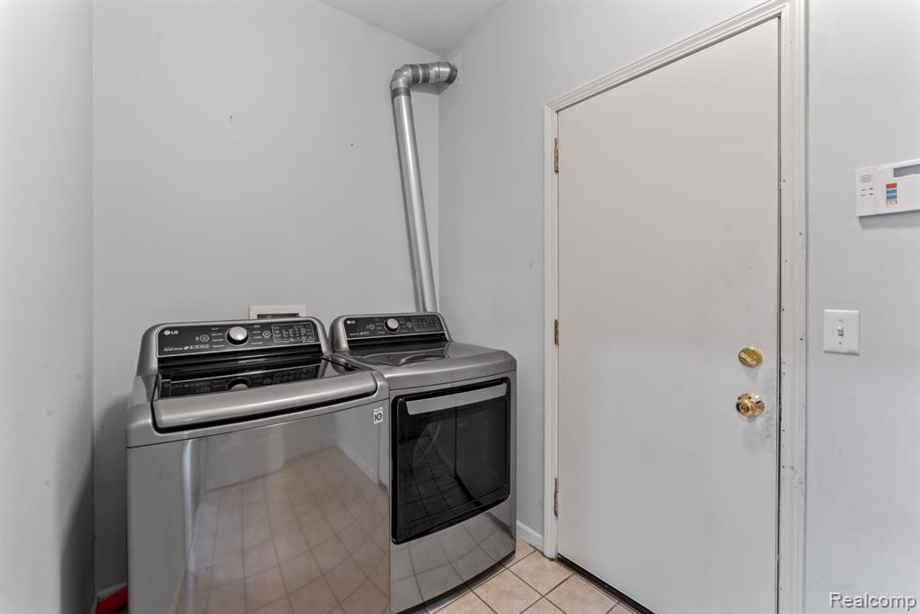 4109 ADDINGTON Drive, Commerce Twp, MI 48390 — Photo 19