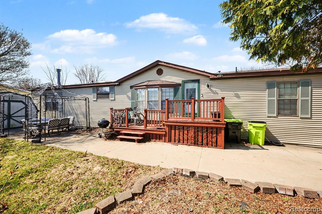 23312 Crystal Dr, Clinton Twp, MI 48036