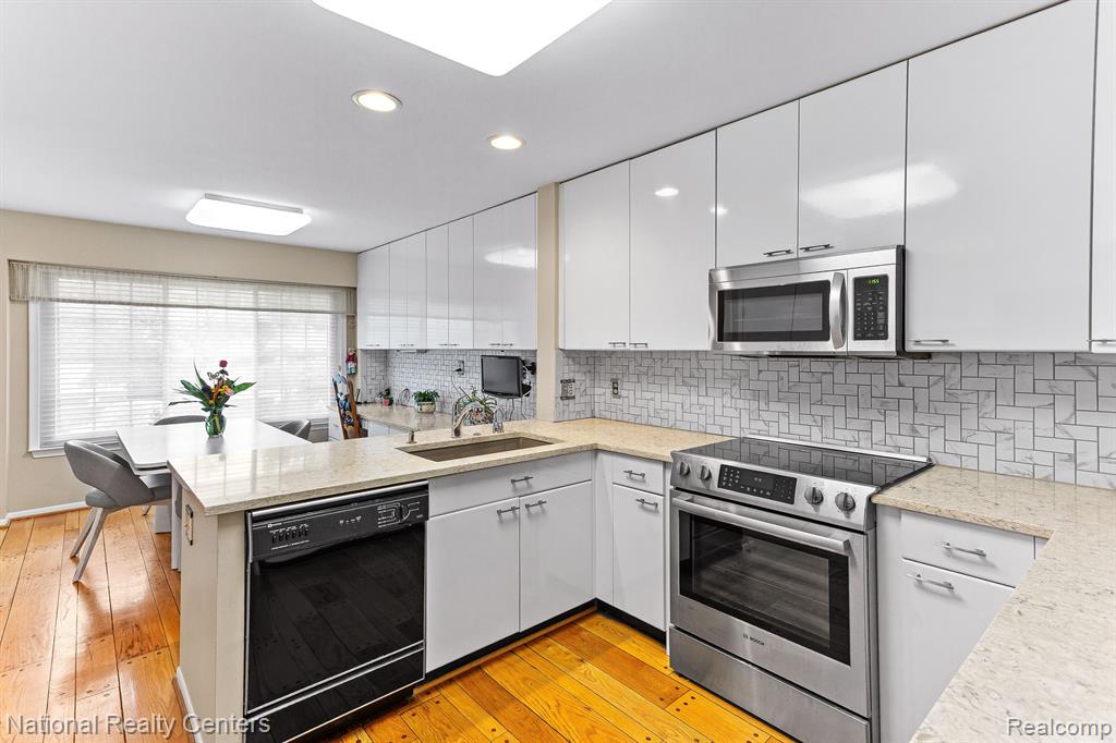 7207 Creeks Bend Drive, West Bloomfield, MI — Photo 14