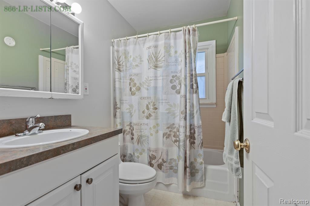566 BAGLEY Street, Lake Orion, MI 48362 — Photo 13
