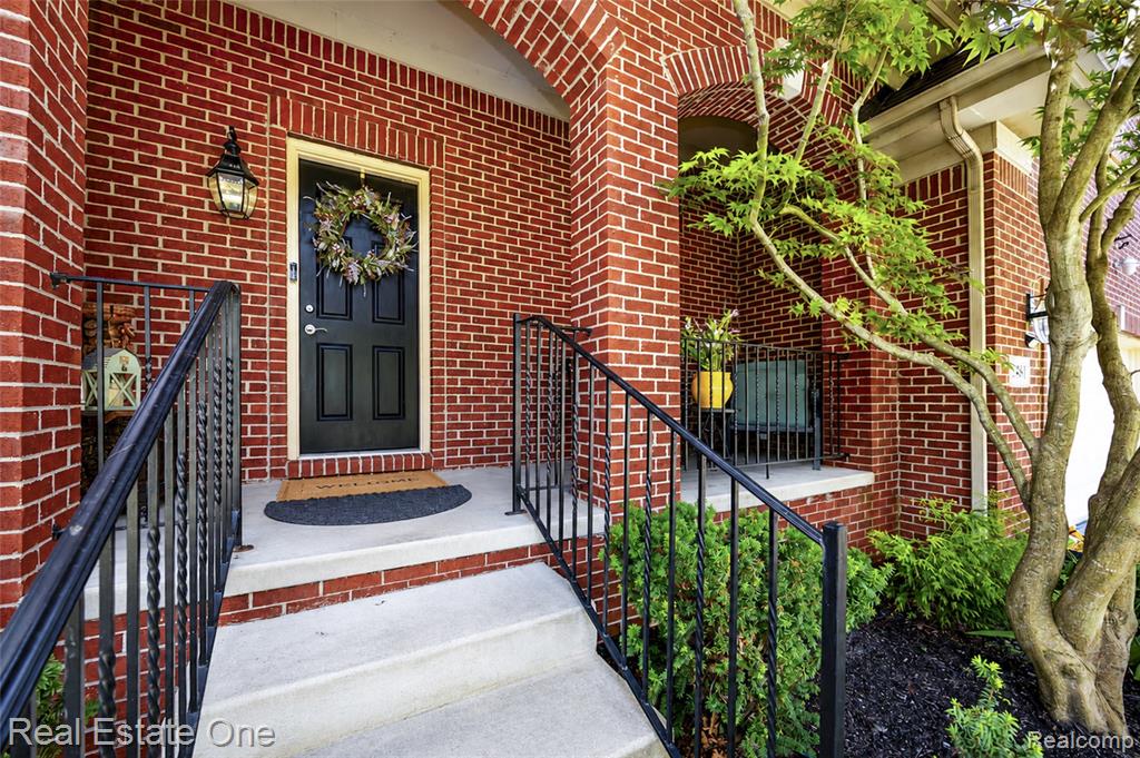 3481 Castlewood Court, Wixom, MI — Photo 2