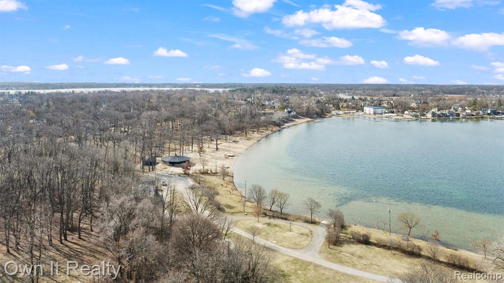 469 LAKESIDE Drive, Waterford, MI 48328 — Photo 32