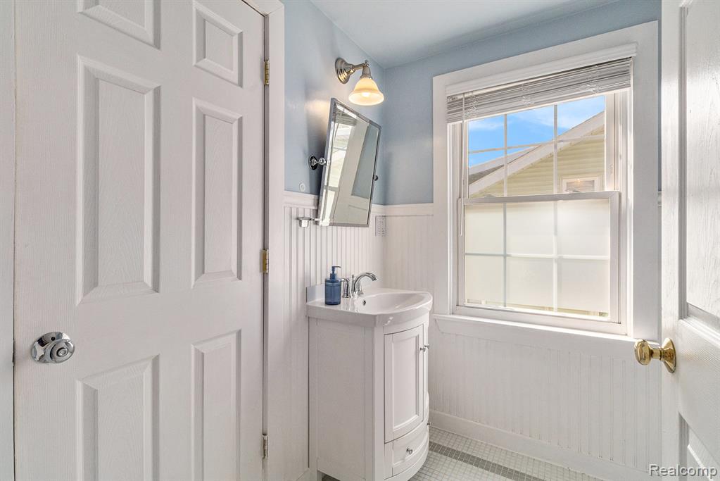 915 N Altadena Avenue, Royal Oak, MI 48067 — Photo 15