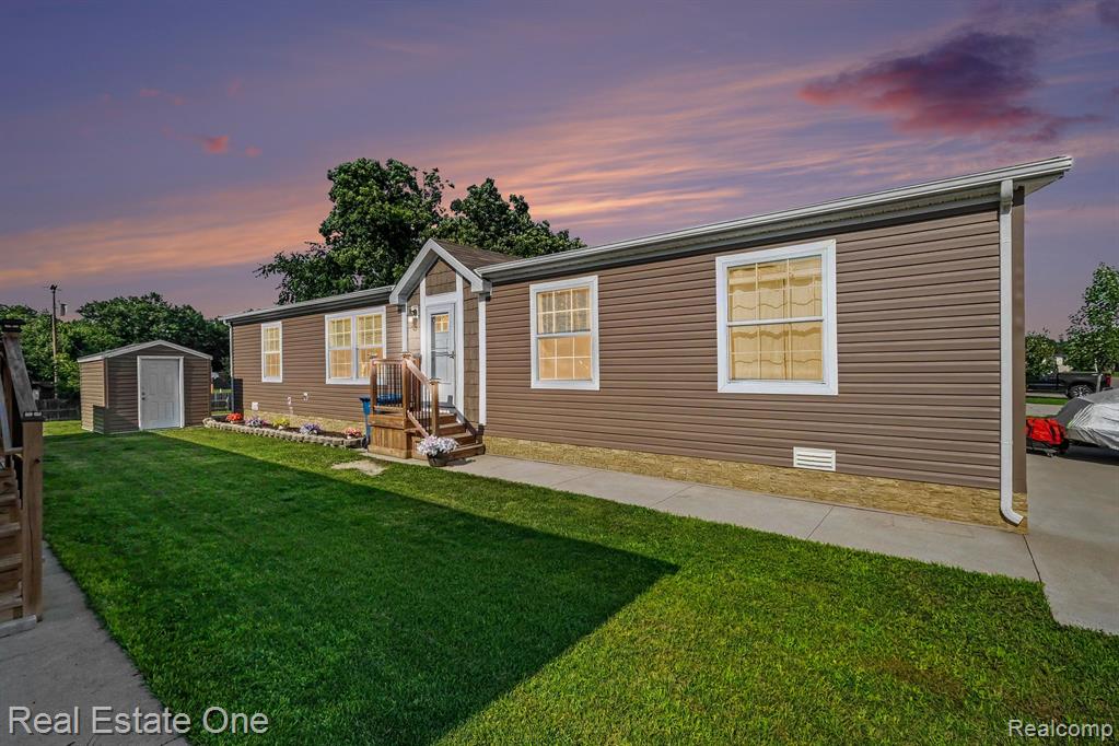 6548 Prince Blvd, Fenton, MI 48430 — front exterior