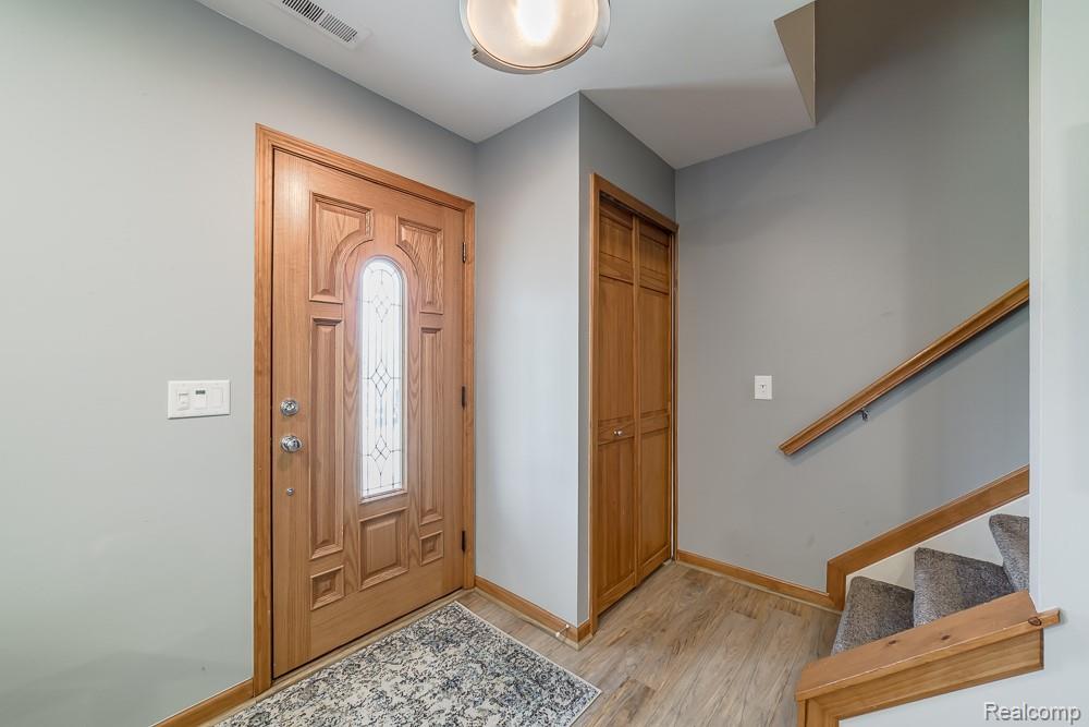 1034 Parkway, Waterford, MI 48328 — Photo 2