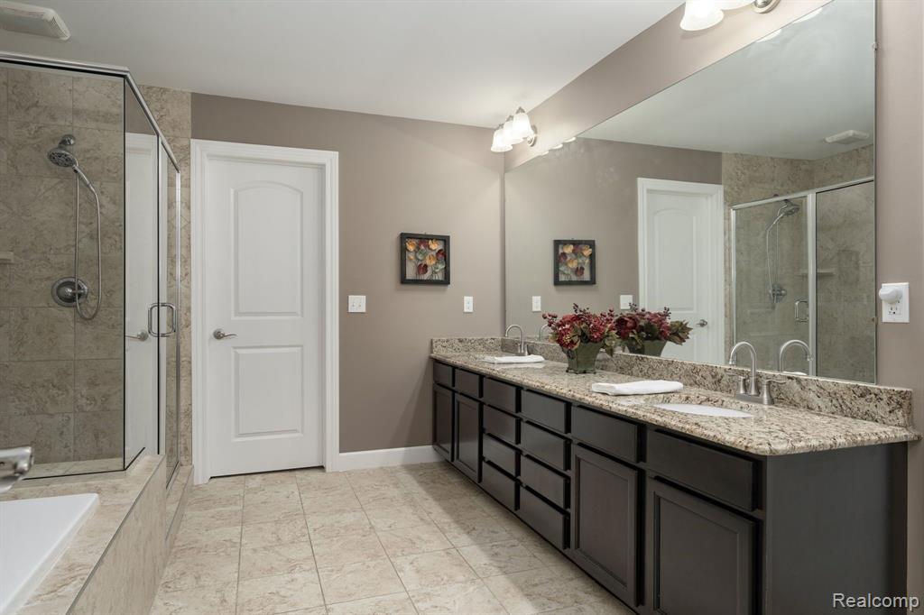 5657 GOLF POINTE Drive, Clarkston, MI 48348 — Photo 23