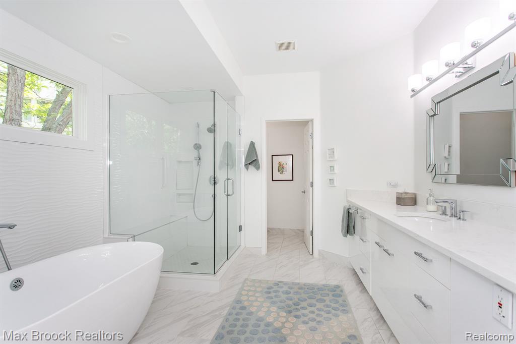 6524 Pleasant Lake Court, West Bloomfield, MI — Photo 36