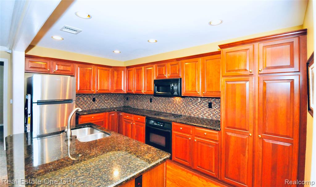 26 Pointe Park Place, 303, Grosse Pointe Park, MI 48230 — Photo 10
