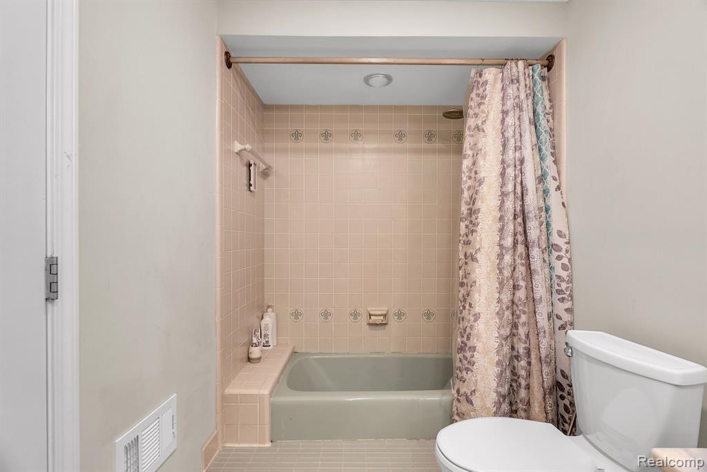 1853 W Bend Drive, Bloomfield, MI 48302 — Photo 33