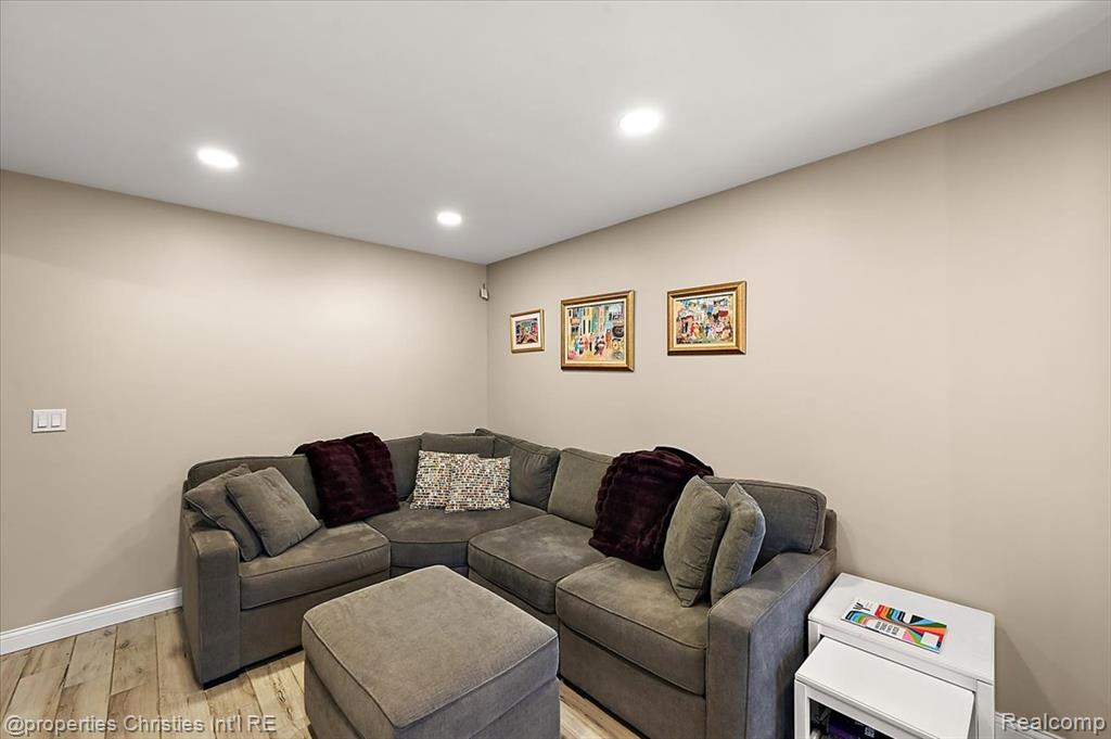 26010 Marlowe Place, Oak Park, MI 48237 — Photo 32