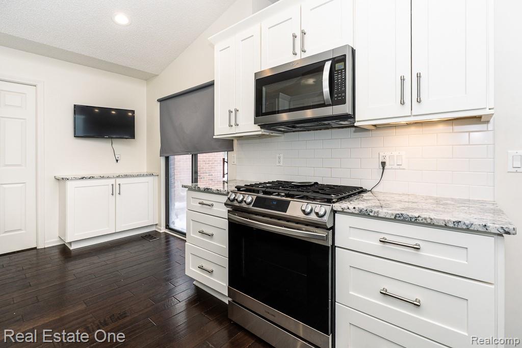 7086 Danbrooke Court, West Bloomfield, MI — Photo 18