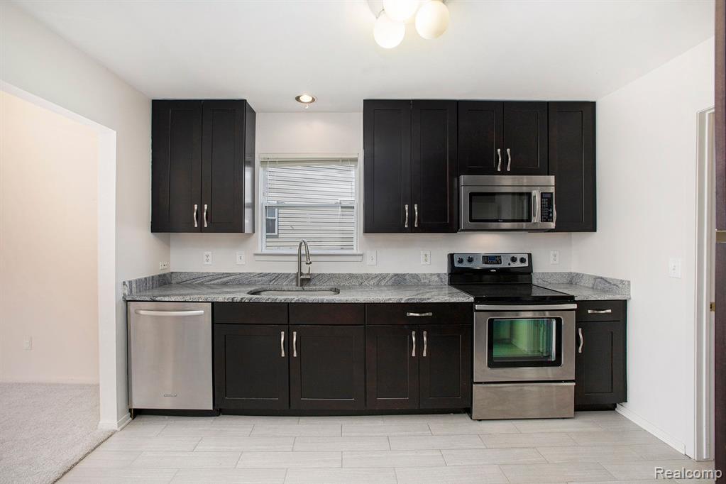 413 MULBERRY Drive, Commerce Twp, MI 48390 — Photo 12