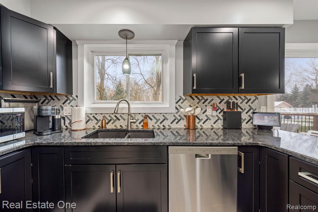 4083 W MAPLE Road, Wixom, MI 48393 — Photo 19