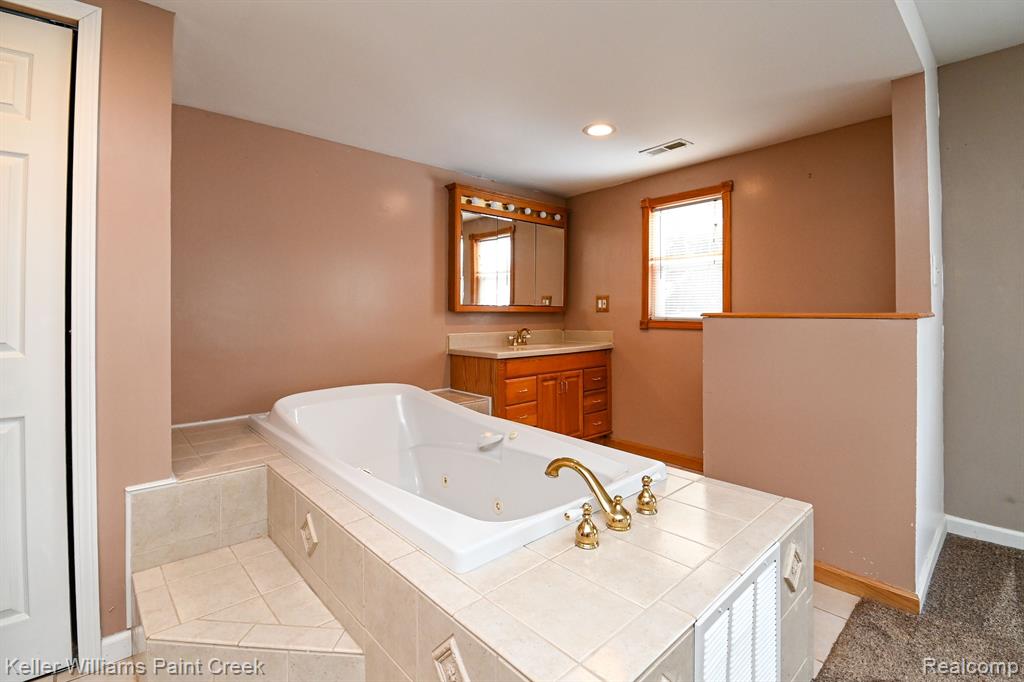 635 JOSLYN Road, Lake Orion, MI 48362 — Photo 16