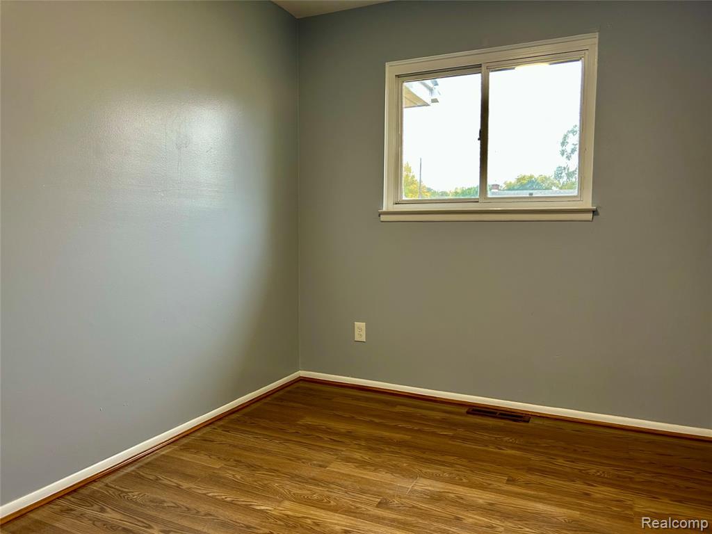 4863 Glenis Street, Dearborn Heights, MI 48125 — Photo 5