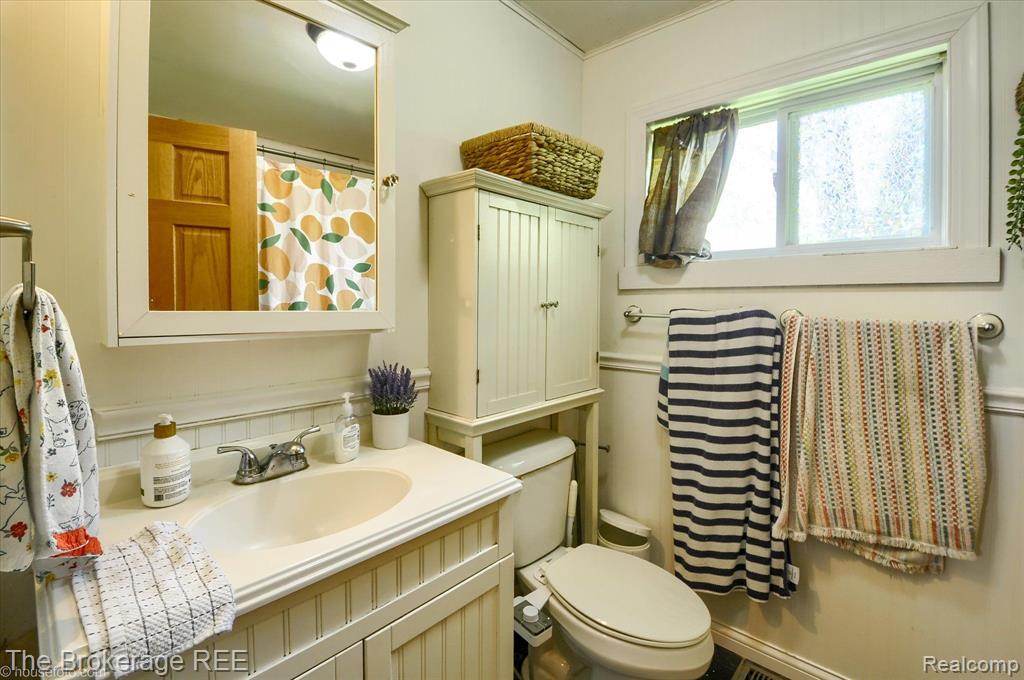 703 CEDARLAWN Road, Waterford, MI 48328 — Photo 15