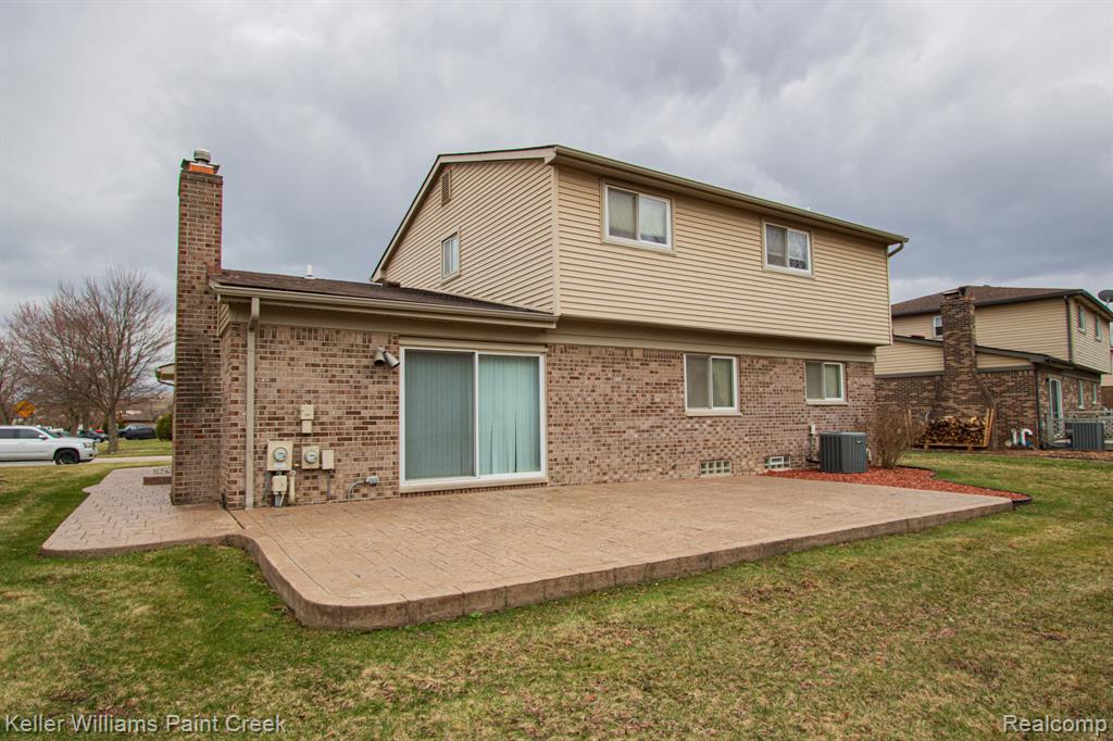 19170 Dawnshire Drive, Brownstown, MI 48193 — Photo 41